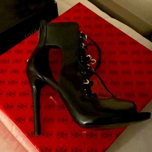 Cleaning my closet ! Size 7 guess shoes